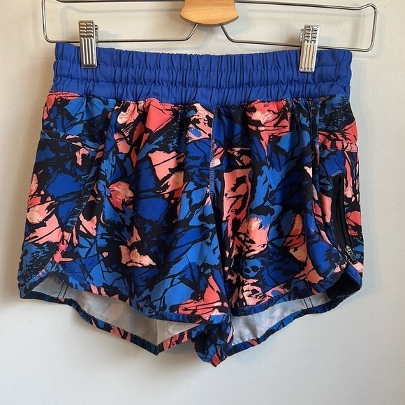Lululemon Tracker Short IV (4-way Stretch) SZ 8 - Picture 4 of 9